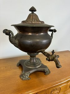 Starožitný mosazný samovar s bohatým zdobením, styl Empír,  r. 1920