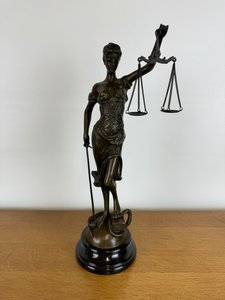 Bronzová socha lady justice na mramorovém podstavci, cena za ks