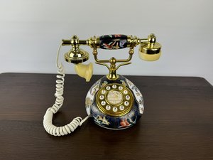 Retro telefon s keramickým tělem a květinovým vzorem