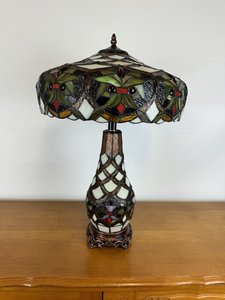 Stolní lampa tiffany se stínidlem z barevného skla