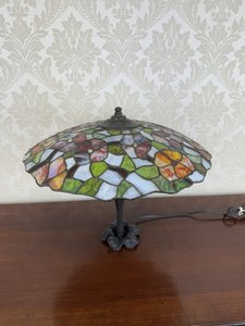 Stolní lampa s vitrážovým stínidlem ve stylu Tiffany, květinový motiv