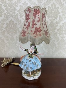 Porcelánová lampa s tanečnicí a textilním stínidlem s květinovým vzorem