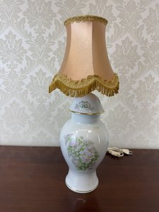 Porcelánová lampa Limoges s květinovým dekorem a zlatým lemováním