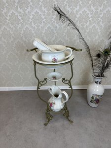 Kovový toaletní stojan s porcelánovým umyvadlem a džbánem Staffordshire