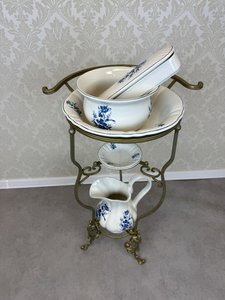 Kovový toaletní stojan s porcelánovou soupravou Staffordshire, cena za ks