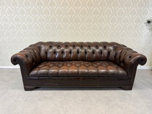 Originální Chesterfield pohovka z hnědé kůže s typickým prošíváním