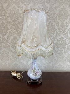 Porcelánová lampa Limoges s ručně malovanými květy a textilním stínidlem