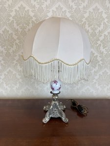 Elegantní porcelánová stolní lampa se stínidlem a třásněmi