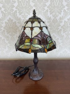 Stolní lampa s vitrážovým stínidlem ve stylu Tiffany