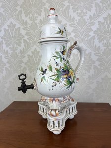 Porcelánový samovar s ruční malbou květinových motivů