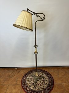 Stojací lampa s krémovým textilním stínidlem a mosazným podstavcem